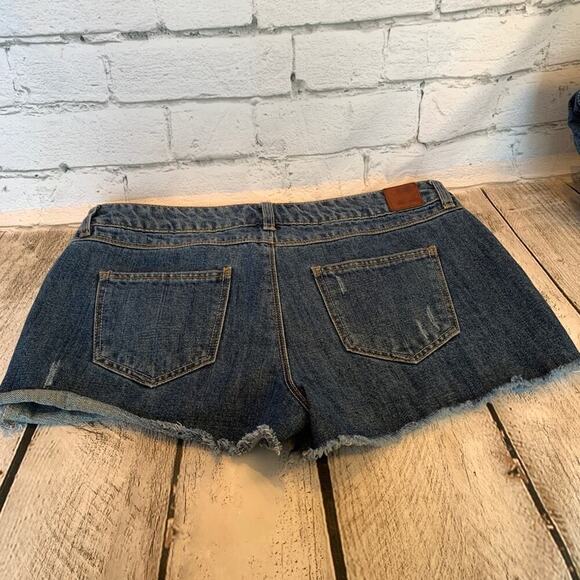 HARPER Junior’s Medium Wash Cut-Off Jean Shorts / Size: 9 - Picture 5 of 8